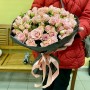 Букет из 21 кустовой розы "Эмми"